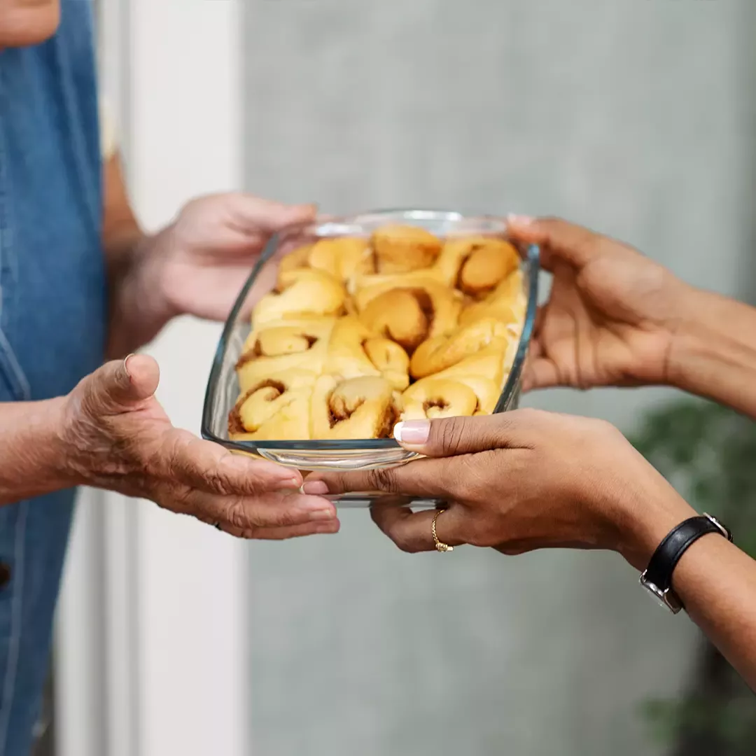 Persona dándole comida a otra