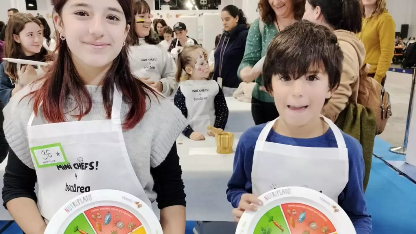 Niños haciendo una actividad sobre alimentación saludable con Nutriplato