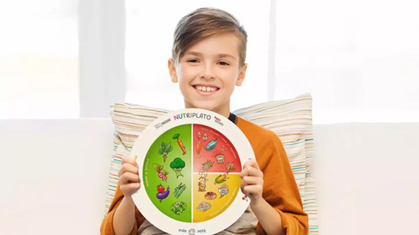 Niño sujetando el plato Nutriplato