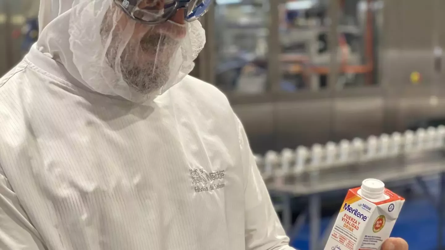 Trabajador de una fábrica Nestlé