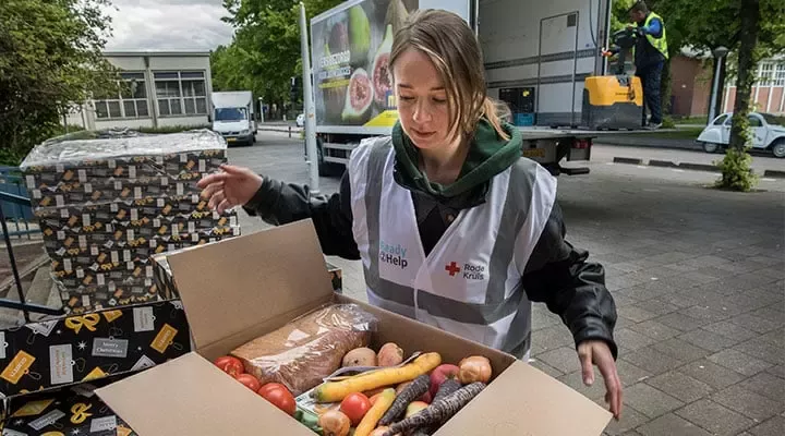 Jóvenes que hacen voluntariado, donan bienes