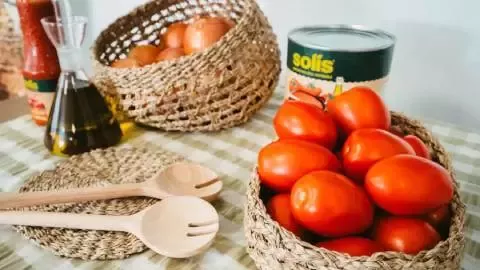 Mesa amb oli, ous, pot de tomàquet solís