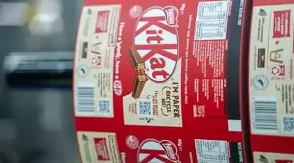 Envoltorio de papel de KitKat en producción