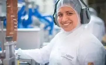 Persona en una fàbrica