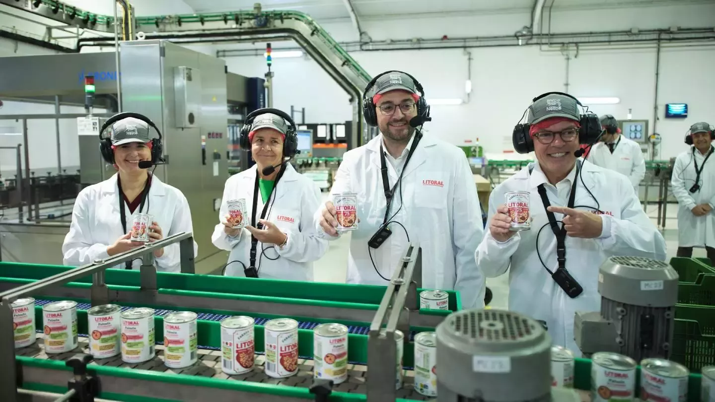 Fábrica de las autoridades y personal Nestlé con la lata Litoral