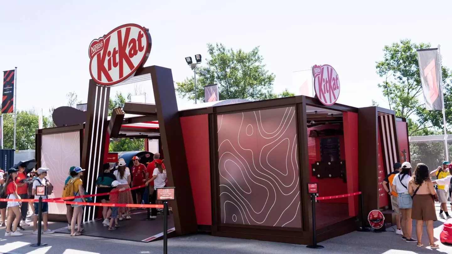 Stand de KitKat en un evento de Fórmula 1