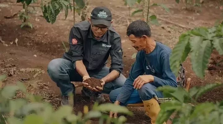 Dos hombres examinando el suelo