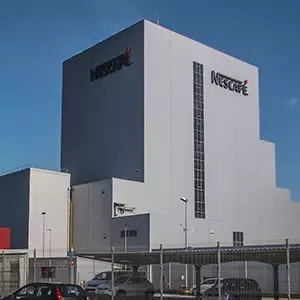 Planta industrial moderna de Nestlé dedicada a producción y operaciones a gran escala