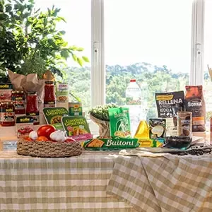 Productos Nestlé exhibidos sobre una mesa junto a ingredientes y alimentos frescos