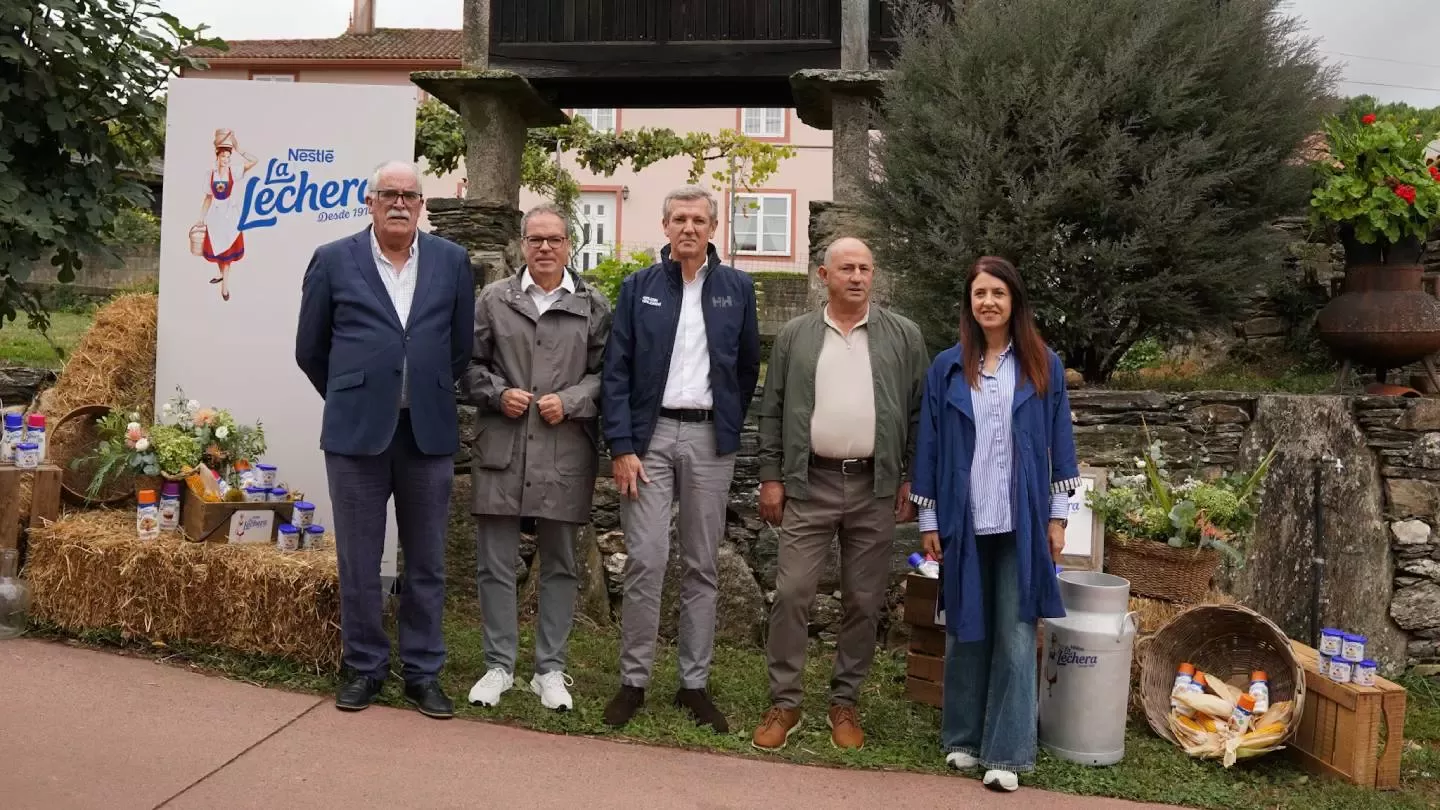 Visita de Nestlé a una de las granjas lecheras