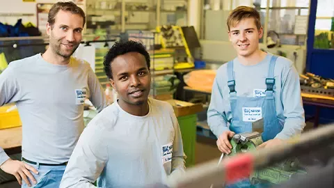 empleados de Nestlé en una fábrica