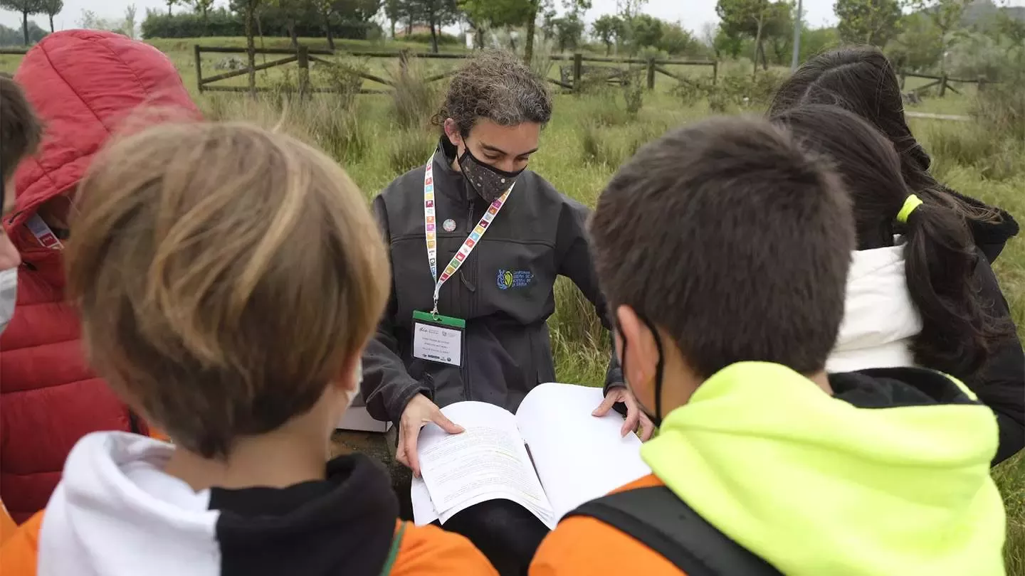Niños realizando una actividad medioambiental