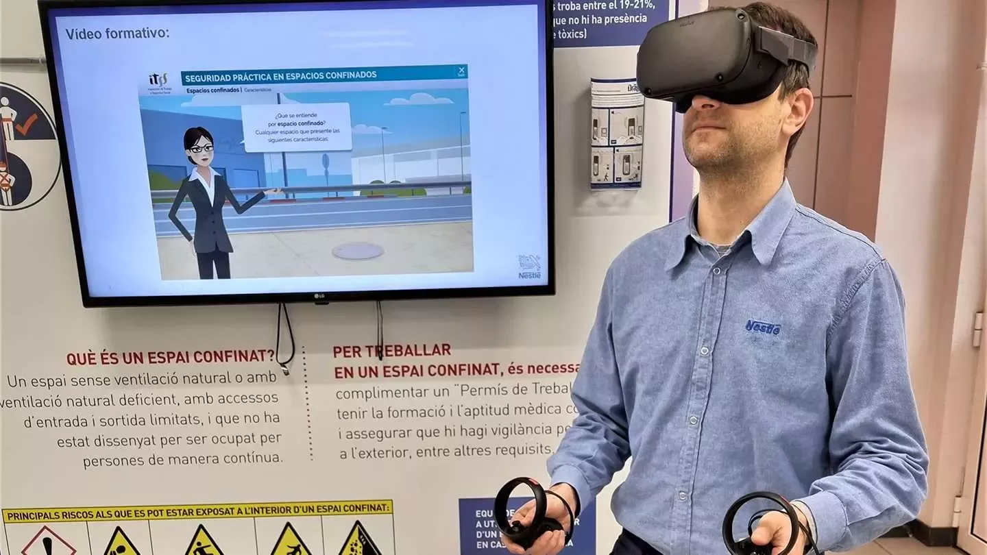Hombre en una formación de Realidad Virtual
