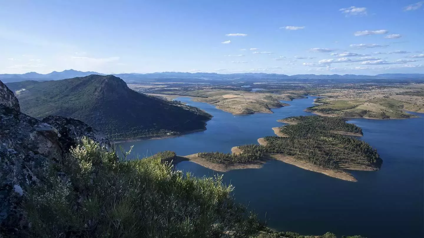 Paisaje de mar y montaña