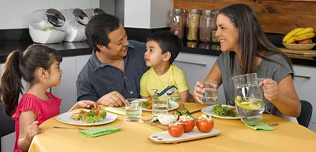Família comiendo