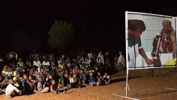 Personas viendo una película