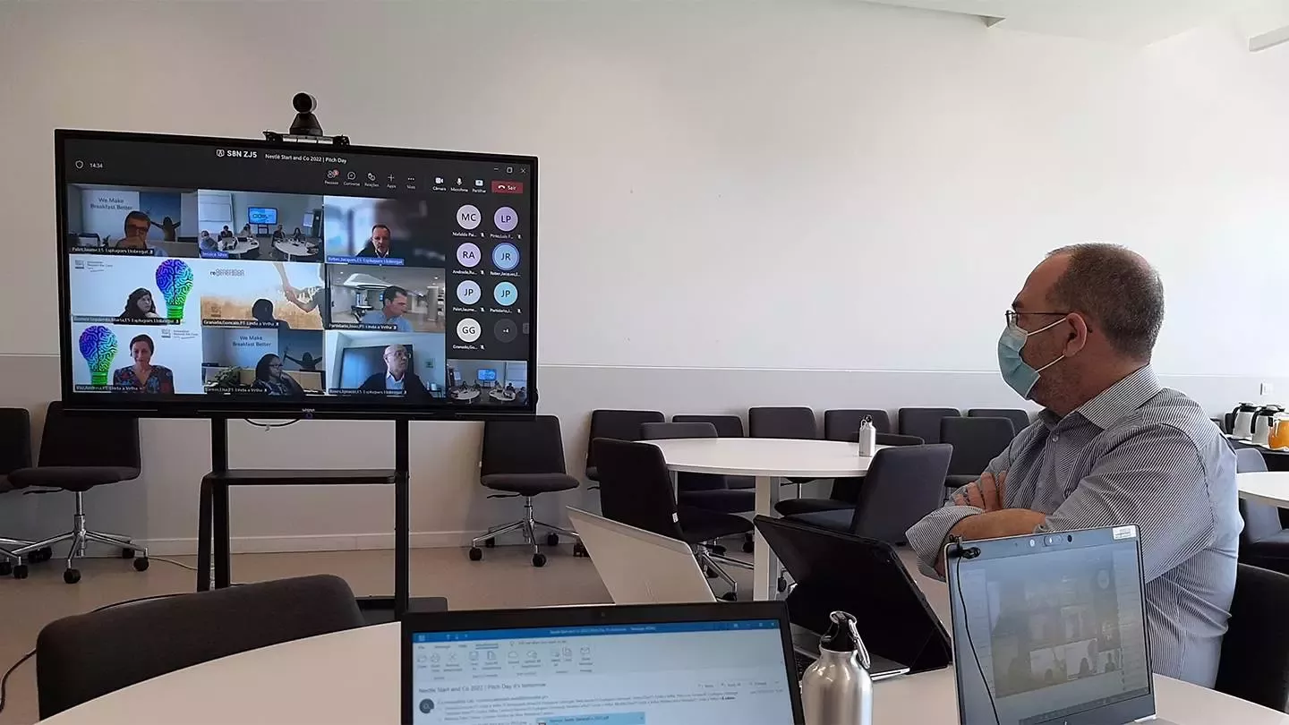 Trabajador de Nestlé en una reunión para un proyecto digital