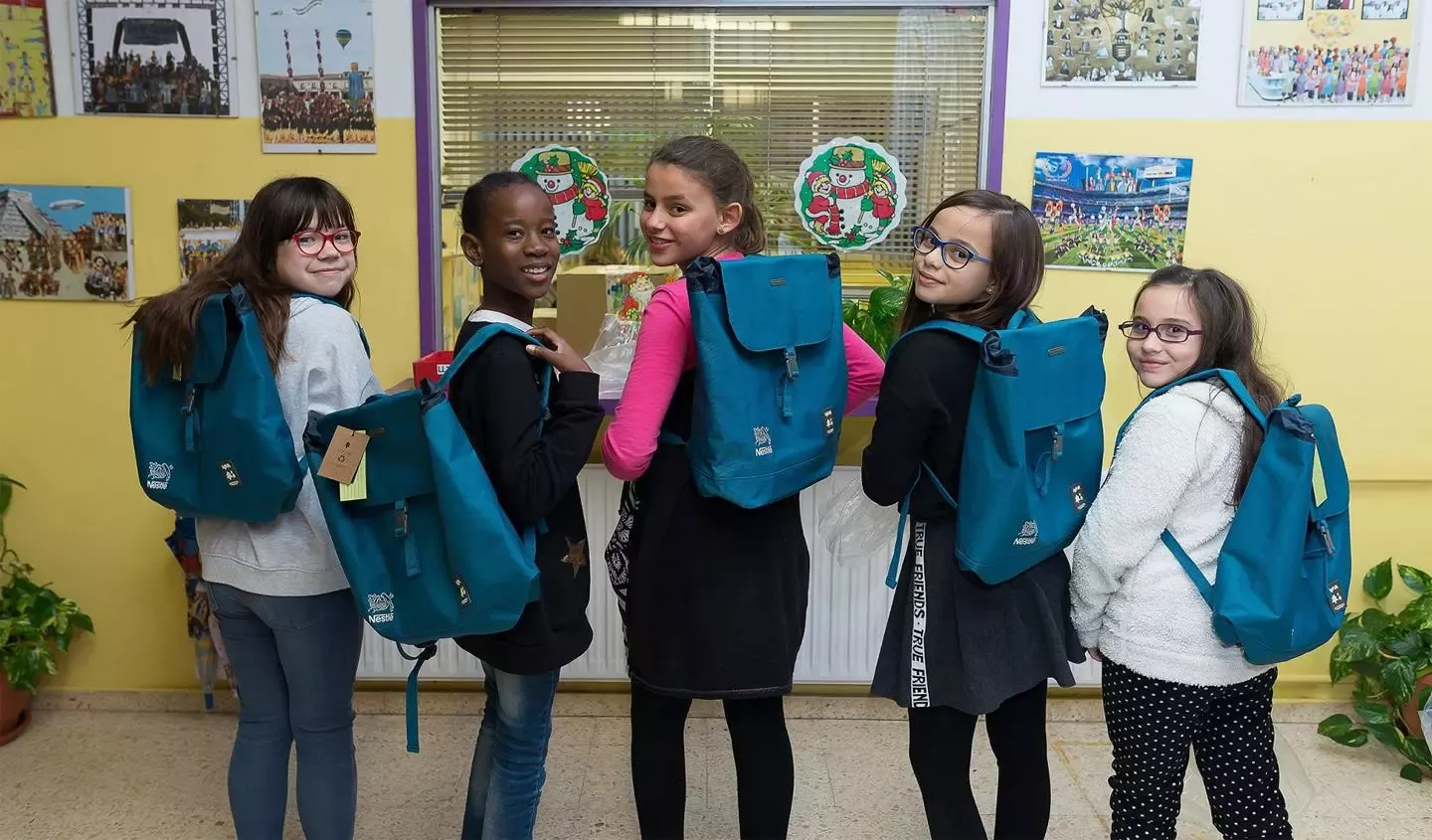 Nestlé dona mochilas fabricadas con botellas de plástico recicladas a niños en riesgo de exclusión social