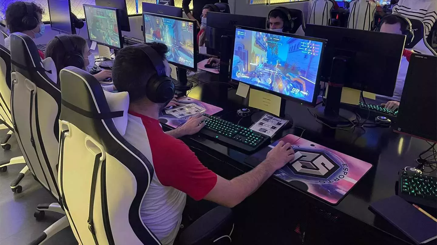 Chicos jugando online
