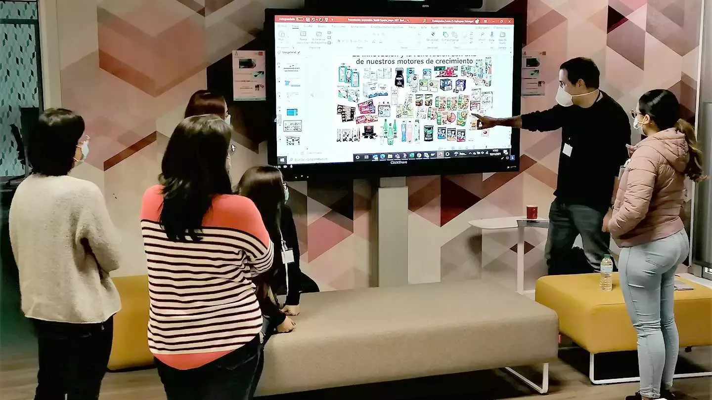 Jóvenes estudiando en una aula